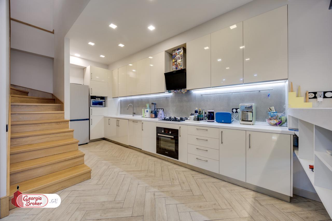 продается квартира с новым ремонтом 4-комнаты